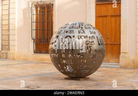 ALMERIA, ESPAGNE - 11 DÉCEMBRE 2023 Un monument d'une boule lumineuse dans l'une des petites places centrales de la ville d'Almeria, transmettant le plus represe Banque D'Images