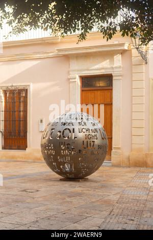 ALMERIA, ESPAGNE - 11 DÉCEMBRE 2023 Un monument d'une boule lumineuse dans l'une des petites places centrales de la ville d'Almeria, transmettant le plus represe Banque D'Images