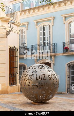 ALMERIA, ESPAGNE - 11 DÉCEMBRE 2023 Un monument d'une boule lumineuse dans l'une des petites places centrales de la ville d'Almeria, transmettant le plus represe Banque D'Images