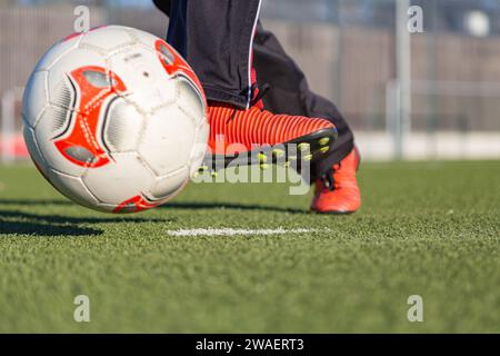 Le football est expulsé du point de penalty Banque D'Images