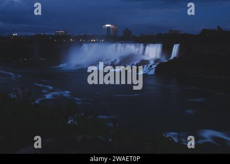 Une vue panoramique sur les chutes du Niagara la nuit. Ontario, Canada Banque D'Images