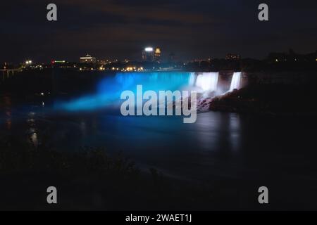 Une vue panoramique sur les chutes du Niagara la nuit. Ontario, Canada Banque D'Images