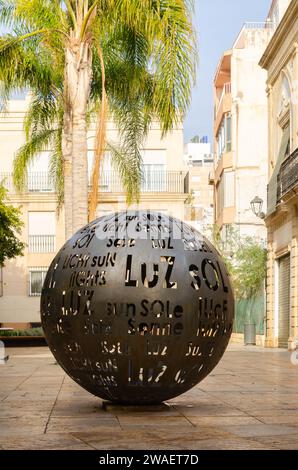 ALMERIA, ESPAGNE - 11 DÉCEMBRE 2023 Un monument d'une boule lumineuse dans l'une des petites places centrales de la ville d'Almeria, transmettant le plus represe Banque D'Images