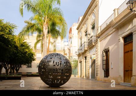 ALMERIA, ESPAGNE - 11 DÉCEMBRE 2023 Un monument d'une boule lumineuse dans l'une des petites places centrales de la ville d'Almeria, transmettant le plus represe Banque D'Images