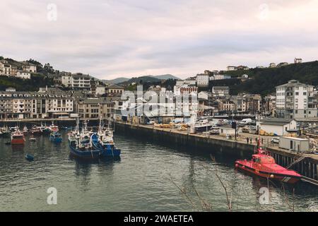 Vue de jour aux bateaux amarrés dans le port de Luarca pendant la journée nuageuse d'hiver. Ville principale dans la municipalité de Valdes dans les Asturies, nord de l'Espagne. Banque D'Images