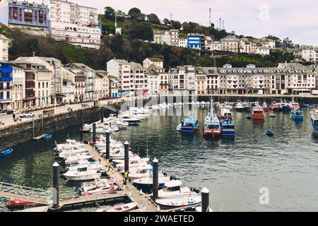 Vue de jour aux bateaux amarrés dans le port de Luarca pendant la journée nuageuse d'hiver. Ville principale dans la municipalité de Valdes dans les Asturies, nord de l'Espagne. Banque D'Images