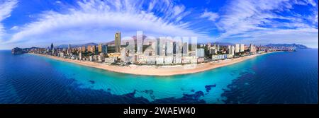 Benidorm ville de Costa Blanca, Espagne. Drone aérien vue panoramique à grand angle Banque D'Images