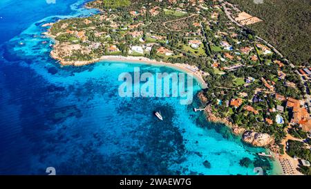 Italie été holidyas . L'île de Sardegna - superbe côte d'émeraude (costa smeralda) avec les plus belles plages - Celvia, Capriccioli, Elefante. Antenne Banque D'Images
