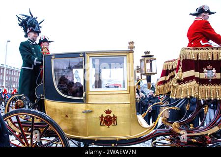 Copenhague, Danemark. , . Sa Majesté la Reine du Danemark, Margrethe II, fait son dernier tour en calèche de la résidence royale du palais d'Amalienborg au palais de Christiansborg à Copenhague. Margrethe II a monté dans le soi-disant Gold Coach, qui est tiré par six chevaux blancs. Crédit : Gonzales photo/Alamy Live News Banque D'Images