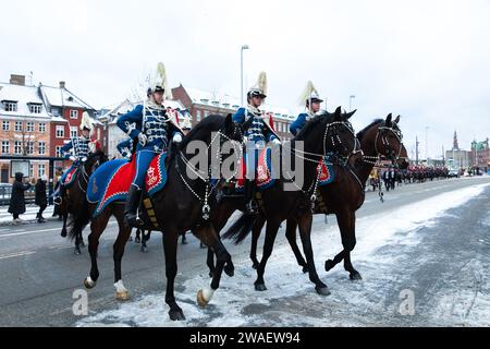 Copenhague, Danemark. , . Sa Majesté la Reine du Danemark, Margrethe II, fait son dernier tour en calèche de la résidence royale du palais d'Amalienborg au palais de Christiansborg à Copenhague. Margrethe II a monté dans le soi-disant Gold Coach, qui est tiré par six chevaux blancs. Crédit : Gonzales photo/Alamy Live News Banque D'Images