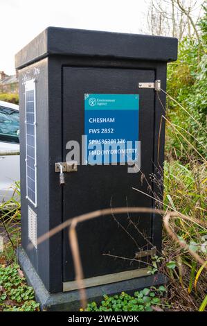 Environment Agency station hydrométrique surveillant le niveau et le débit sur la rivière Chess. Chesham, Buckinghamshire, Angleterre, Royaume-Uni Banque D'Images