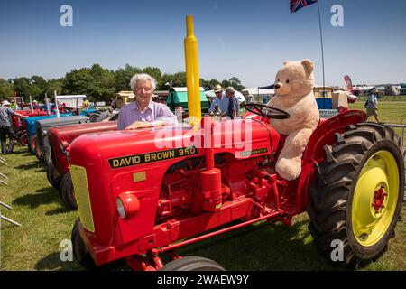 Royaume-Uni, Angleterre, Worcestershire, Malvern Wells, Royal 3 Counties Show, Shropshire agriculteur Roy Edwards avec le tracteur David Brown 950 vintage 1960 Banque D'Images