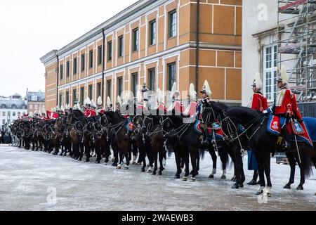 Copenhague, Danemark. , . Sa Majesté la Reine du Danemark, Margrethe II, fait son dernier tour en calèche de la résidence royale du palais d'Amalienborg au palais de Christiansborg à Copenhague. Margrethe II a monté dans le soi-disant Gold Coach, qui est tiré par six chevaux blancs. Crédit : Gonzales photo/Alamy Live News Banque D'Images