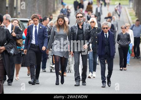 Photo du dossier datée du 01 septembre 2017 - Anouchka Delon et Anthony Delon arrivent au cimetière Montparnasse pour les funérailles de l'actrice Mireille Darc à Paris, France. - Alain Delon, fils aîné Anthony Delon, a annoncé mercredi à Paris Match qu'il avait porté plainte contre sa sœur, Anouchka, le 7 novembre. Il l'accuse de lui avoir caché l'état de santé de leur père ainsi que celui de leur frère Alain-Fabien. "Elle l'a clairement mis en danger", dit-il, ajoutant que sa sœur "ne lui a pas donné le choix" de déposer un rapport de police. 'Il a ajouté que sa sœur n'avait jamais informé les frères et sœurs 'que b Banque D'Images