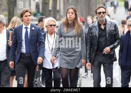 Photo du dossier datée du 01 septembre 2017 - Anouchka Delon et Anthony Delon arrivent au cimetière Montparnasse pour les funérailles de l'actrice Mireille Darc à Paris, France. - Alain Delon, fils aîné Anthony Delon, a annoncé mercredi à Paris Match qu'il avait porté plainte contre sa sœur, Anouchka, le 7 novembre. Il l'accuse de lui avoir caché l'état de santé de leur père ainsi que celui de leur frère Alain-Fabien. "Elle l'a clairement mis en danger", dit-il, ajoutant que sa sœur "ne lui a pas donné le choix" de déposer un rapport de police. 'Il a ajouté que sa sœur n'avait jamais informé les frères et sœurs 'que b Banque D'Images