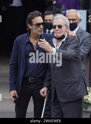 Photo du dossier datée du 10 septembre 2021 - Alain Delon et son fils Anthony Delon arrivent pour les funérailles de Jean-Paul Belmondo à l'église Saint-Germain-des-Prés à Paris, en France. Le célèbre acteur français Jean-Paul Belmondo est décédé le lundi 6 septembre à 88 ans. - Alain Delon, fils aîné Anthony Delon, a annoncé mercredi à Paris Match qu'il avait porté plainte contre sa sœur, Anouchka, le 7 novembre. Il l'accuse de lui avoir caché l'état de santé de leur père ainsi que celui de leur frère Alain-Fabien. "Elle l'a clairement mis en danger", dit-il, ajoutant que sa sœur "ne lui a pas donné le choix" de déposer un po Banque D'Images