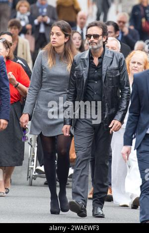 Photo du dossier datée du 01 septembre 2017 - Anouchka Delon et Anthony Delon arrivent au cimetière Montparnasse pour les funérailles de l'actrice Mireille Darc à Paris, France. - Alain Delon, fils aîné Anthony Delon, a annoncé mercredi à Paris Match qu'il avait porté plainte contre sa sœur, Anouchka, le 7 novembre. Il l'accuse de lui avoir caché l'état de santé de leur père ainsi que celui de leur frère Alain-Fabien. "Elle l'a clairement mis en danger", dit-il, ajoutant que sa sœur "ne lui a pas donné le choix" de déposer un rapport de police. 'Il a ajouté que sa sœur n'avait jamais informé les frères et sœurs 'que b Banque D'Images