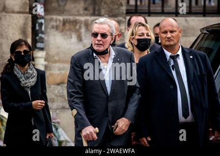 Photo du dossier datée du 10 septembre 2021 - Alain Delon aux funérailles de Jean-Paul Belmondo à l'église Saint-Germain-des-Prés à Paris, France. Le célèbre acteur français Jean-Paul Belmondo est mort lundi 6 septembre à 88 heures. - Alain Delon, fils aîné Anthony Delon, a annoncé mercredi à Paris Match qu'il avait porté plainte contre sa sœur, Anouchka, le 7 novembre. Il l'accuse de lui avoir caché l'état de santé de leur père ainsi que celui de leur frère Alain-Fabien. "Elle l'a clairement mis en danger", dit-il, ajoutant que sa sœur "ne lui a pas donné le choix" de déposer un rapport de police. 'Il a ajouté que h Banque D'Images