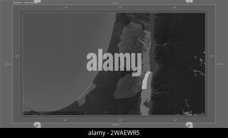 Palestine mise en évidence sur une carte d'altitude en niveaux de gris avec la carte des lacs et des rivières avec le point de la capitale du pays, la grille cartographique, l'échelle de distance et M. Banque D'Images