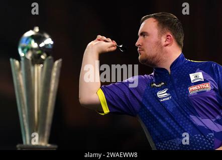Photo de dossier datée du 03-01-2024 de Luke Littler qui a hâte de revenir sur sa Xbox après le voyage de 16 ans vers la finale du Championnat du monde de fléchettes. Date de publication : jeudi 4 janvier 2024. Banque D'Images