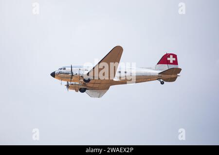 Vintage Swissair Douglas Dakota DC3, Skytrain C47 en vol. Imperial War Museum, aérodrome de Duxford, Cambridge, Cambridgeshire, Angleterre Banque D'Images