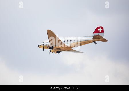 Vintage Swissair Douglas Dakota DC3, Skytrain C47 en vol. Imperial War Museum, aérodrome de Duxford, Cambridge, Cambridgeshire, Angleterre Banque D'Images