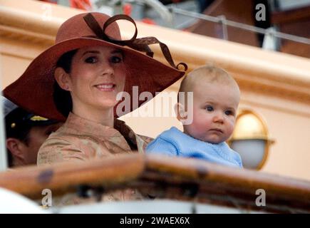 La Princesse héritière Mary et le Prince Christian arrivent sur le Royal Ship Dannebrog dans le port de Roenne, sur l'île de Bornholm, au Danemark, le mercredi 21 juin 2006. La reine danoise Margrethe a annoncé dans son discours du nouvel an qu'elle abdique le 14 janvier 2024. Le prince héritier Frederik prendra sa place et deviendra le roi Frederik le 10e du Danemark. Dans le même temps, le prince Christian deviendra le prince héritier du Danemark. Banque D'Images