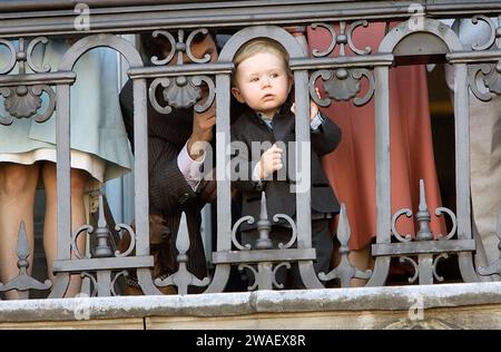 Le prince Christian regarde entre les balustrades du balcon du château d'Amalienborg à Copenhague, Danemark, lundi 16 avril 2007. La reine danoise Margrethe a annoncé dans son discours du nouvel an qu'elle abdique le 14 janvier 2024. Le prince héritier Frederik prendra sa place et deviendra le roi Frederik le 10e du Danemark. Dans le même temps, le prince Christian deviendra le prince héritier du Danemark. Banque D'Images