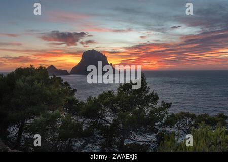 Île es Vedrá en début de matinée et en fin d'après-midi, Ibiza - O. Banque D'Images