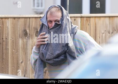 Le fan de football James Edward Jeffrey Blake, 41 ans, de North Shields, quitte North Tyneside Magistrates' court, North Shields, North Tyneside, où il est accusé d'avoir utilisé des mots menaçants ou abusifs ou de comportement susceptible de causer du harcèlement, de l'alarme ou de la détresse, à la suite d'allégations selon lesquelles il aurait fait des commentaires offensants sur la catastrophe aérienne de Munich dans une vidéo diffusée sur les réseaux sociaux après que Newcastle United ait battu Manchester City à St James' Park le 27 septembre. Date de la photo : jeudi 4 janvier 2024. Banque D'Images