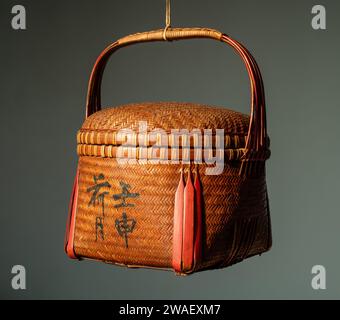 Un panier chinois d'artisanat exquis fabriqué à partir de bambou en 1932. Banque D'Images