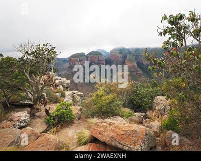 Les trois rondavels dans Blyde River Canyon avec des nuages suspendus bas, sur la route panoramique dans la province de Mpumalanga, Afrique du Sud. Banque D'Images