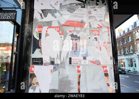 Islington Londres - des affiches déchirées montrant les victimes israéliennes enlevées de l'attaque du 7 octobre 2023 par le Hamas sur une phonebox au nord de Londres - prises en janvier Banque D'Images