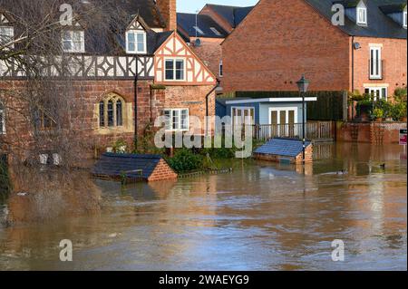 Les inondations ont affecté les propriétés et les entreprises à Shrewsbury après que la rivière Severn a éclaté de ses rives à la suite de fortes pluies dues à la tempête Henk. Banque D'Images