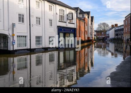 Les inondations ont affecté les propriétés et les entreprises à Shrewsbury après que la rivière Severn a éclaté de ses rives à la suite de fortes pluies dues à la tempête Henk. Banque D'Images