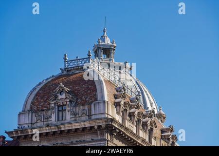 Chambre de Commerce et d'Industrie sous un ciel bleu à Bucarest, Roumanie. Banque D'Images