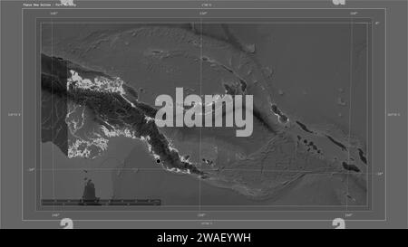 Papouasie-Nouvelle-Guinée mise en évidence sur une carte d'altitude en niveaux de gris avec des lacs et des rivières avec le point de la capitale du pays, grille cartographique, distance scal Banque D'Images