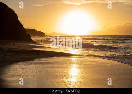 Vue du coucher de soleil sur la plage de la Pared à Fuerteventura Banque D'Images