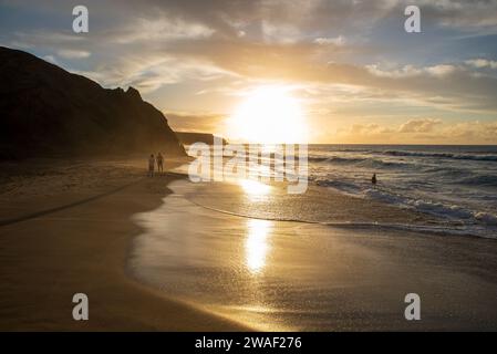 Vue du coucher de soleil sur la plage de la Pared à Fuerteventura Banque D'Images