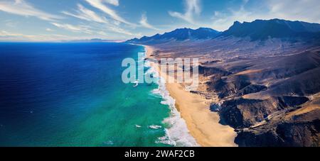 Vue panoramique aérienne de la belle plage préservée de Cofete sur l'île volcanique de Fuerteventura, îles Canaries, Espagne. Banque D'Images