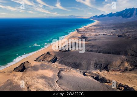 Vue panoramique aérienne de la belle plage préservée de Cofete sur l'île volcanique de Fuerteventura, îles Canaries, Espagne. Banque D'Images