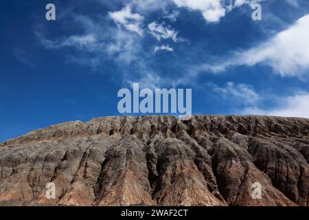 Détail des ravins d'érosion hydrique sur le côté d'un grand tas de résidus miniers provenant de mines voisines à la périphérie de Potosi, Bolivie Banque D'Images