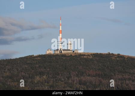 Tour de radio et bâtiments sur le sommet de la montagne Brocken sous le ciel bleu dans les montagnes Harz Banque D'Images