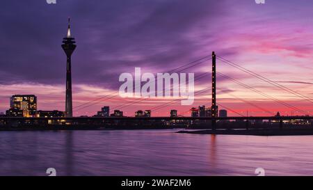 Vue panoramique sur les gratte-ciel de Düsseldorf au coucher du soleil Banque D'Images