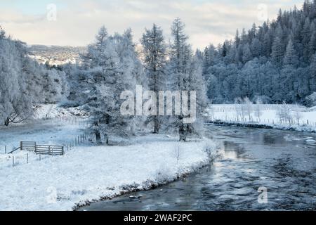 Rivière Gairn dans la neige. Gairnshiel, Cairngorms, Highlands, Écosse Banque D'Images