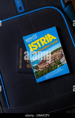 Istrie et Côte croate Berlitz Guide de voyage livre avec passeport britannique sur valise - voyage de vacances concept livre de voyage Banque D'Images