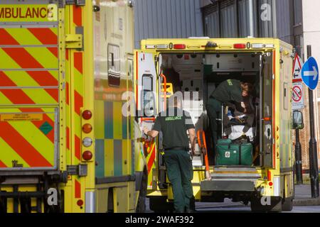 Londres, Royaume-Uni. 4 janvier 2023. Ambulances et personnel médical devant le Royal London Hospital à Whitechapel. Le NHS est sous pression avec une recrudescence des cas de Covid-19 et de grippe. Les médecins juniors sont en grève de six jours, ce qui met davantage de pression sur le NHS. Crédit : Mark Thomas/Alamy Live News Banque D'Images