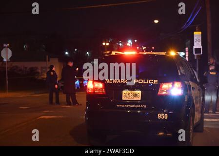 La police converge vers une scène de crime où un homme de 23 ans a été grièvement blessé lors d'une fusillade. La zone a été clôturée avec du ruban jaune pour empêcher les gens d'entrer en contact avec les preuves. Vers 9:57 heures aujourd'hui, les autorités ont répondu au bloc 100 de Ridgewood Avenue sur un appel d'un homme tiré. Les agents ont trouvé un homme de 23 ans qui avait été abattu et la victime a été transportée à l ' hôpital universitaire et serait dans un état critique. Cet incident fait toujours l ' objet d ' une enquête et aucune autre information n ' est disponible. Les informations sont préliminaires et sujettes à modification. Banque D'Images