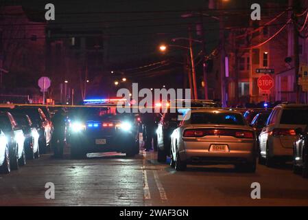 La police converge vers une scène de crime où un homme de 23 ans a été grièvement blessé lors d'une fusillade. La zone a été clôturée avec du ruban jaune pour empêcher les gens d'entrer en contact avec les preuves. Vers 9:57 heures aujourd'hui, les autorités ont répondu au bloc 100 de Ridgewood Avenue sur un appel d'un homme tiré. Les agents ont trouvé un homme de 23 ans qui avait été abattu et la victime a été transportée à l ' hôpital universitaire et serait dans un état critique. Cet incident fait toujours l ' objet d ' une enquête et aucune autre information n ' est disponible. Les informations sont préliminaires et sujettes à modification. (Photo de Kyle Mazza/S. Banque D'Images