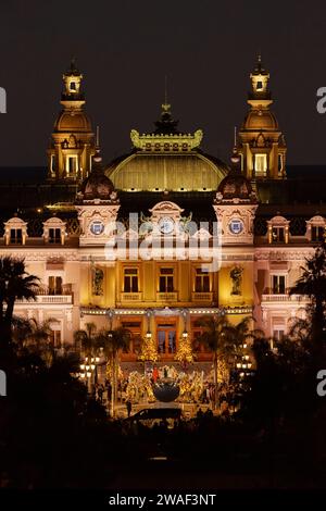 Monaco, Monte-Carlo, 12 novembre 2022 : le célèbre Casino Monte-Carlo est de nuit, attraction nocturne illumination, voitures de luxe, joueurs, touristes Banque D'Images